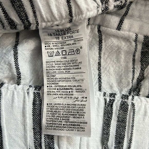 Old Navy Paper bag waisted shorts - size 18 - Picture 3 of 4